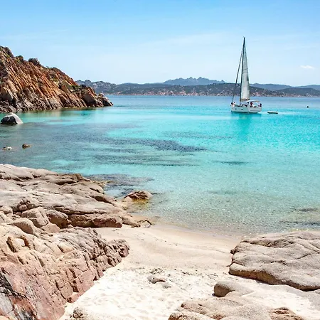 Leone Flat Iv 15' Palau & Private Garden