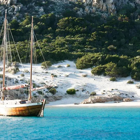 Leone Flat Iv 15' Palau & Private Garden